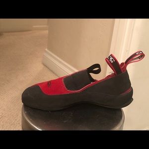 5.10 Anasazi Moccasym size 5 climbing shoe